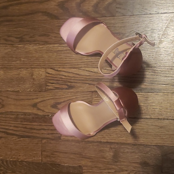 Pink satin heels..size 8.5 NWOT - Picture 3 of 4